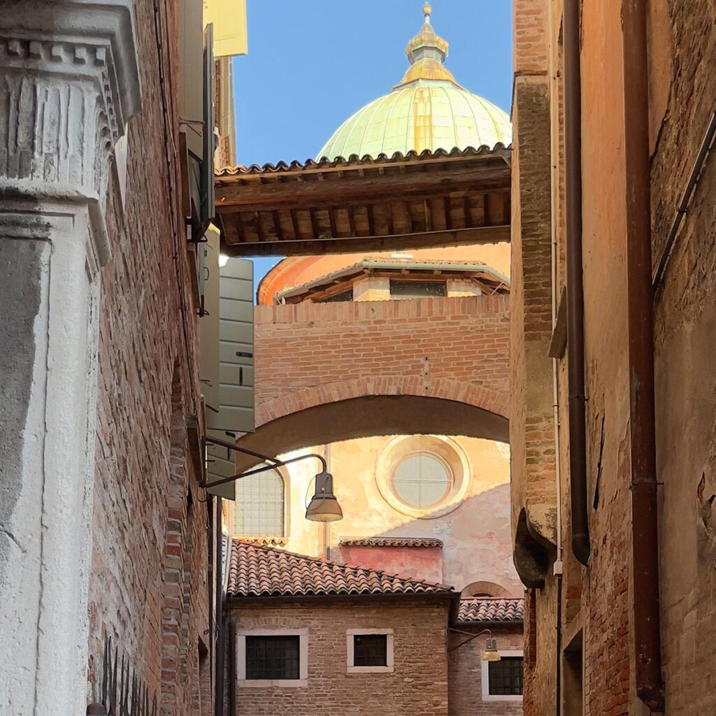 Architetture medioevali in vicolo del Duomo a Treviso